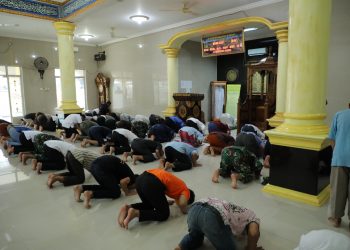 Pelaksanaan salat berjamaah unsur Forkopimda Palembang. Foto: Istimewa