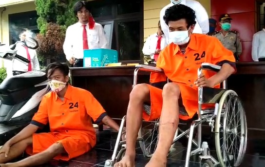 Tersangka, Ade Kurniawan (Di kursi roda) bersama Yudi sebagai penadah saat dihadirkan dalam rilis di Mapolres OI, Sumsel. Foto: Istimewa