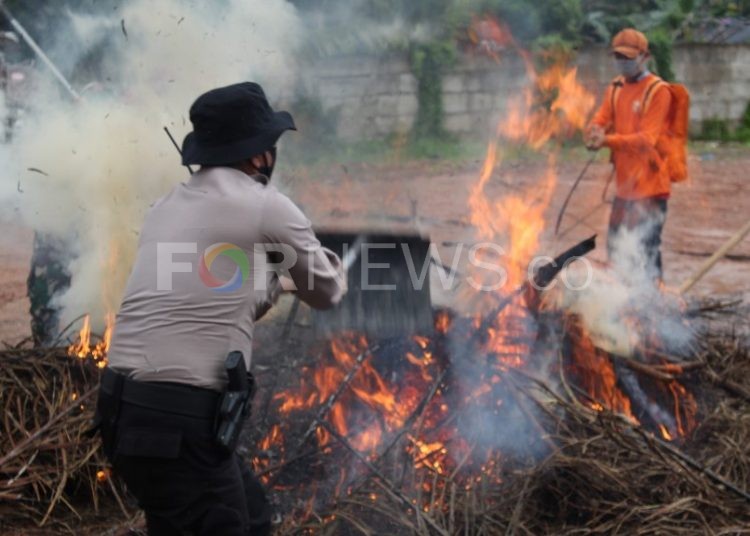 Simulasi pemadaman api oleh tim gabungan TNI-POLRI dan Manggala Agni usai mensimulasikan pola kerja drone squad di Mapolres OKI, Senin (21/07). (fornews.co / rif)
