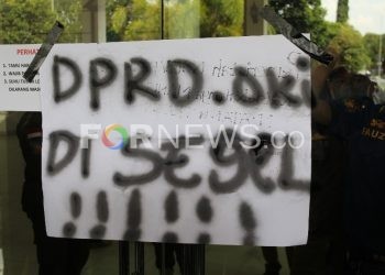 Penyegelan di pintu utama kantor DPRD OKI, Senin (27/07). (fornews.co / rif)