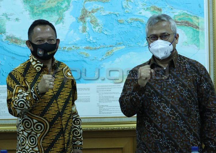 Mendagri Tito Karnavian menemui Ketua KPU RI Arief Budiman membicarakan persiapan Pilkada Serentak 2020, di kantor KPU RI, Kamis (30/07) sore. (fornews.co/kpu)