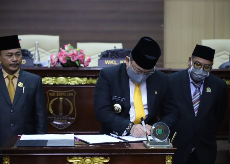 Bupati Muba Dodi Reza Alex, disaksikan Ketua DPRD Muba Sugondo, saat menandatangani Persetujuan Bersama tentang Rancangan KUPA-PPAS RAPBD Perubahan Tahun 2020, di Ruang Rapat Paripurna DPRD Muba, Selasa (14/7). (fornews.co/humas pemkab muba)