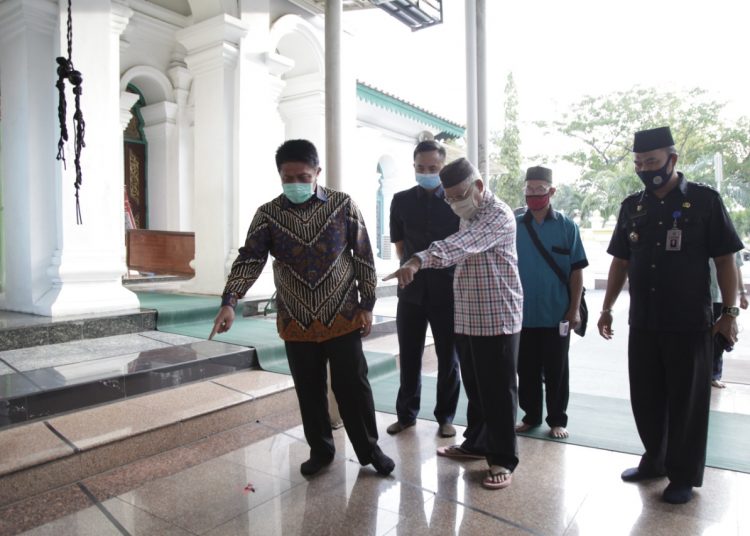 Gubernur Sumsel, Herman Deru saat meninjau persiapan Salat Iduladha di Masjid Agung Palembang. Foto: Fornews.co/Istimewa