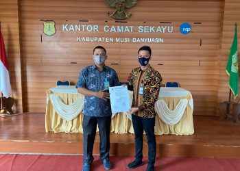 Camat Sekayu Marko Susanto saat menyerahkan surat pelaksana tugas Lurah Serasan Jaya, Kecamatan Sekayu, kepada Aka Anggara Saputra di aula Kecamatan Sekayu, Kamis (02/07). (fornews.co/humas pemkab muba)