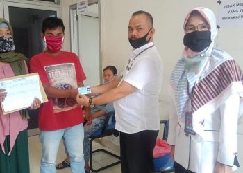 Penyerahan dokumen kependudukan kepada masyarakat oleh Kepala Disdukcapil OKI, Hendri. (fornews.co / rif)