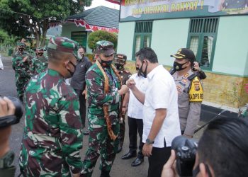 Wakil Bupati Muba, Beni Hernedi saat menyambut kedatangan Pangdam II Sriwijaya, Mayjen TNI Irwan. Foto: Istimewa