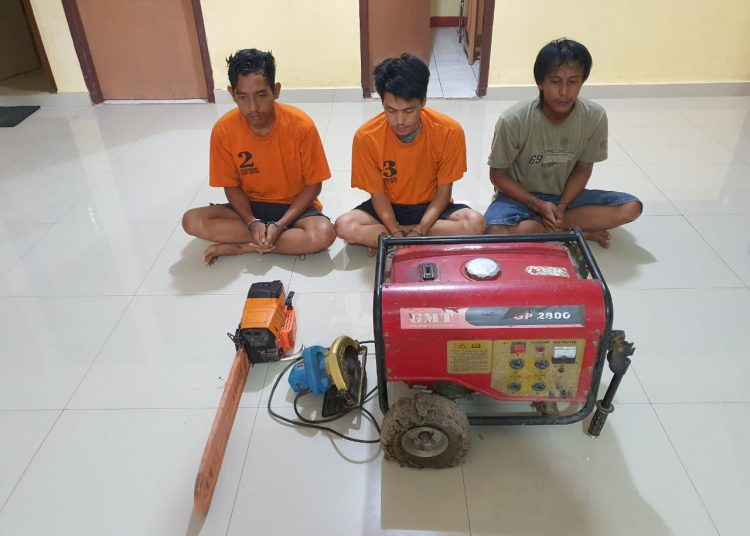 Pelaku saat diamankan di Mapolsek Lempuing. (fornews.co / IST)