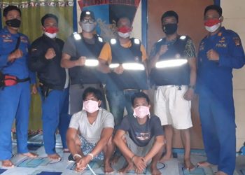 Kedua tersangka saat diamankan Sat Polairud Polres OKI. (IST)