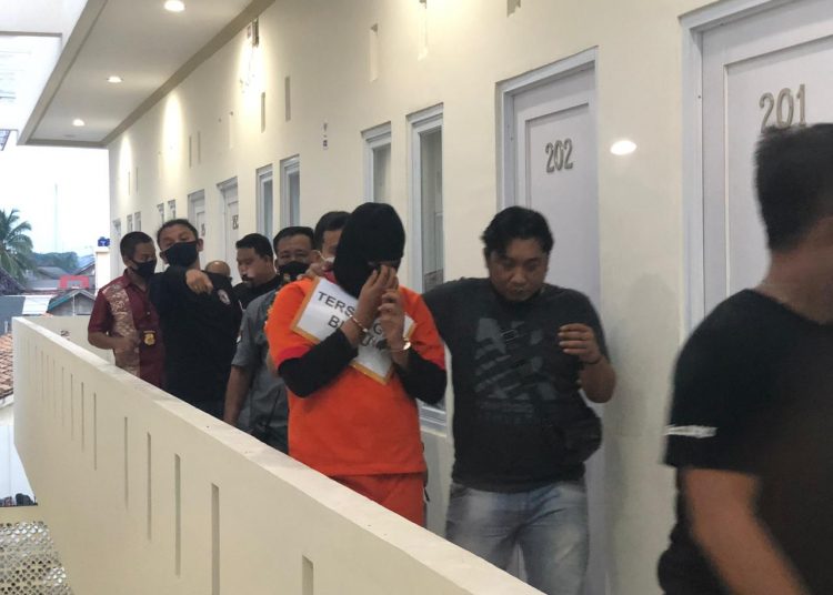 Tersangka saat dihadirkan dalam rekontruksi pembunuhan gadis cantik di Palembang. Foto: Istimewa