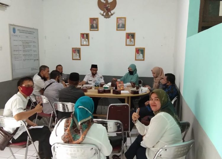 Diskusi Komisi I DPRD Bangka dengan pihak Dinsos Kabupaten OKI di Kantor Dinsos OKI, Kamis (16/07). (IST)
