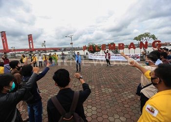 Mahasiswa yang tergabung dalam Aliansi BEM se Sumsel melakukan aksi solidaritas di Pelataran BKB Palembang, Kamis (16/7/2020).(fornews.co/mushaful imam/mata kamera)