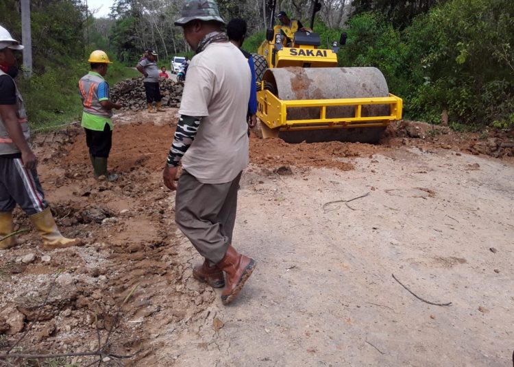 Proses perbaikan jalan di wilayah Kecamatan Jirak Jaya, Kabupaten Muba, Sumsel. (Humas Pemkab Muba)