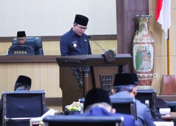 Wakil Bupati Muba Beni Hernedi menyampaikan penjelasan RAPBD Perubahan Tahun Anggaran 2020 pada rapat paripurna DPRD Muba, Senin (20/07). (fornews.co/humas pemkab muba)