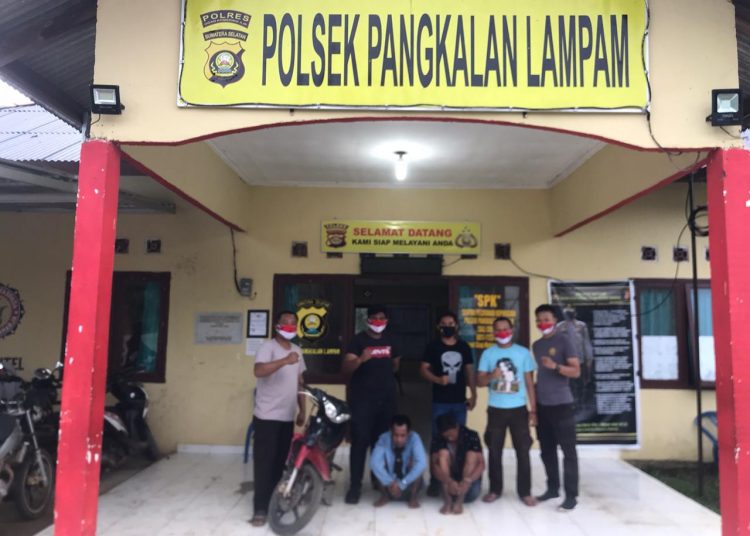 Kedua tersangka saat diamankan di Mapolsek Pangkalan Lampam. (IST)