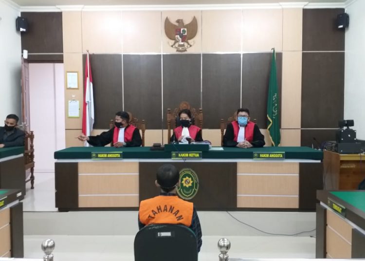 Diananta saat mengikuti persidangan di PN Kota Baru, Senin (20/07). (IST)