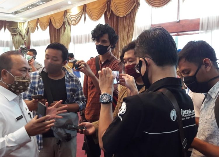 Sekda Muba Apriyadi saat memberi keterangan kepada wartawan di Griya Agung Palembang, Selasa (21/07). (fornews.co/humas pemkab muba)