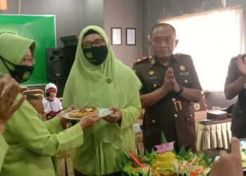 Pemotongan tumpeng dalam rangka peringatan Ikatan Adhiyaksa Dharmakarini di Kantor Kejari OKI, Selasa (21/07) dengan peserta yang sangat terbatas. (fornews.co / rif)