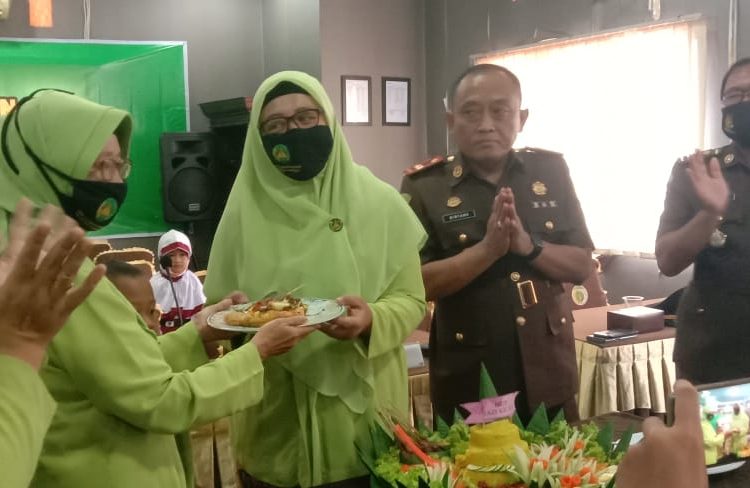 Pemotongan tumpeng dalam rangka peringatan Ikatan Adhiyaksa Dharmakarini di Kantor Kejari OKI, Selasa (21/07) dengan peserta yang sangat terbatas. (fornews.co / rif)
