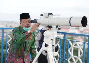 Kepala Kanwil Kemenag Sumsel, Alfajri Zabidi saat melakukan rukyatul hilal penetapan Iduladha 1441 Hijriyah. Foto: Fornews.co/Istimewa