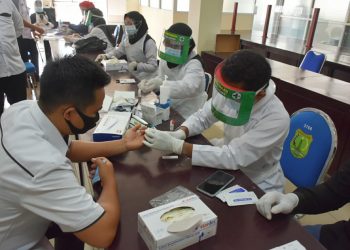 Pegawai Inspektorat Muba menjalani rapid test COVID-19, Rabu (22/07). (fornews.co/humas pemkab muba)