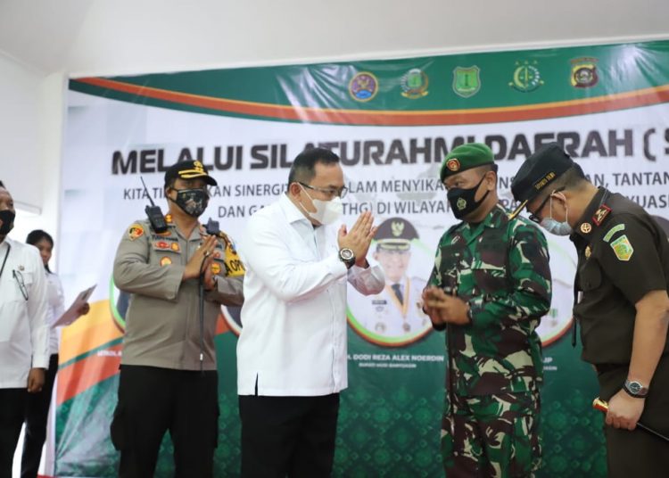 Bupati Muba Dodi Reza Alex menghadiri Silatda Muba bersama Forkopimda di Aula Makodim 0401 Muba, Kamis (23/07). (fornews.co/humas pemkab muba)