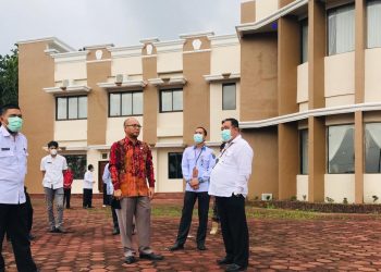 Peninjauan kawasan wisata Danau Teluk Gelam oleh pihak Siloam Hospital, Kamis (23/07). (IST)