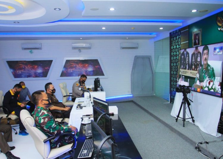 Wakil Bupati Muba Beni Hernedi didampingi Dandim 0401 Muba dan Kapolres Muba menyimak arahan Panglima TNI pada video conference, Jumat (24/07). (fornews.co/humas pemkab muba)