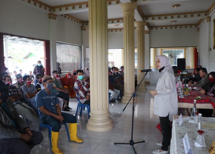 Anggota DPR RI Riezky Aprilia saat bertemu dengan warga Desa Karang Waru, Kecamatan Lawang Wetan, Kabupaten Muba, Sabtu (25/07). (fornews.co/humas pemkab muba)