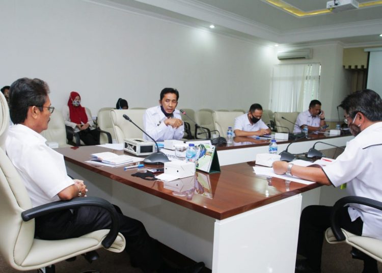 Asisten Bidang Administrasi Umum Setda Kabupaten Muba Yusuf Amilin memimpin rapat renovasi Gedung Rumah Pintar yang akan dijadikan Mal Pelayanan Publik, Senin (27/07). (fornews.co/humas pemkab muba)
