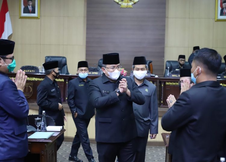 Bupati Muba Dodi Reza Alex menghadiri rapat paripurna di gedung DPRD Muba, Senin (27/07). (fornews.co/humas pemkab muba)