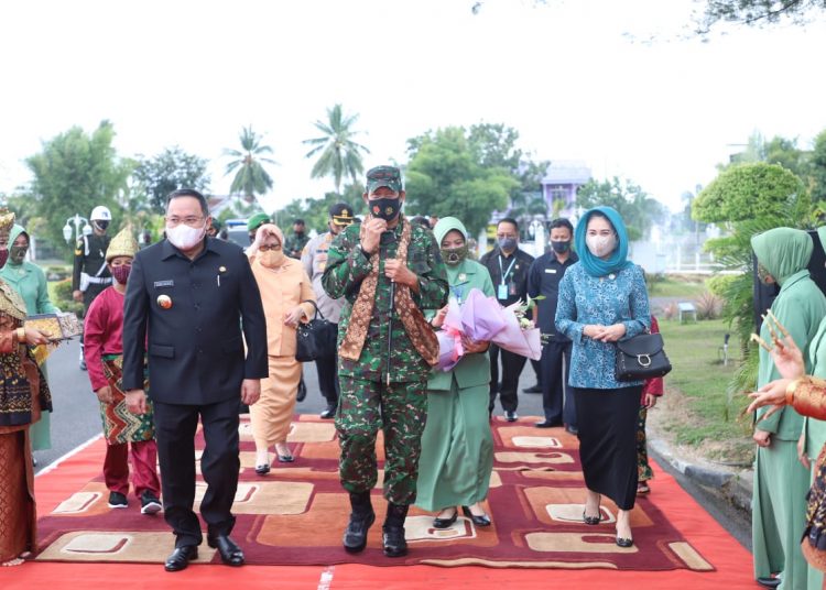 Bupati Muba Dodi Reza Alex menerima kunjungan kerja Danrem 044/Gapo Brigjen TNI Jauhari Agus Suraji, Senin (27/07). (fornews.co/humas pemkab muba)