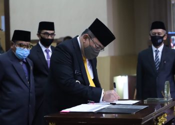 Bupati Muba Dodi Reza Alex menandatangani persetujuan bersama Raperda APBD Perubahan 2020 pada rapat paripurna Selasa (28/07). (fornews.co/humas pemkab muba)