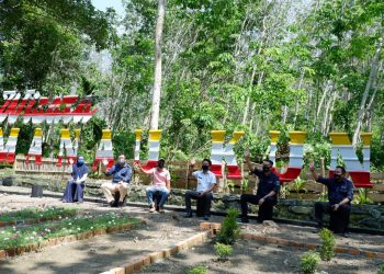 Kepala Dispopar Muba M Fariz saat mengunjungi objek wisata Tanjung Manau Kuning di Kecamatan Jirak Jaya, Rabu (29/07). (fornews.co/humas pemkab muba)