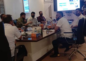 Sekda Muba Apriyadi memimpin rapat bersama mendengarkan paparan PT SNS untuk dukungan Muba Smart Regency, Rabu (29/07). (fornews.co/humas pemkab muba)