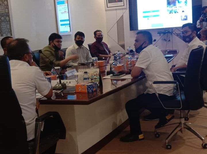 Sekda Muba Apriyadi memimpin rapat bersama mendengarkan paparan PT SNS untuk dukungan Muba Smart Regency, Rabu (29/07). (fornews.co/humas pemkab muba)