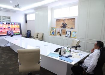 Bupati Muba Dodi Reza Alex saat mengikuti webinar MarkPlus Inc. melalui video conference dari ruang rapat Guest House Griya Bumi Serasan Sekate, Kamis (30/07). (fornews.co/humas pemkab muba)