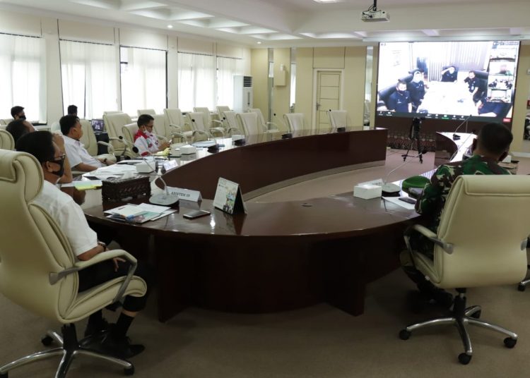 Asisten Bidang Administrasi Umum Sekretariat Daerah Kabupaten Muba Yusuf Amilin dan unsur terkait mengikuti rakor virtual upacara peringatan Hari Kemerdekaan ke-75, Kamis (30/07). (fornews.co/humas pemkab muba)