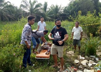 Evakuasi korban yang tergeletak di pinggir jalan. Di Desa Prabumulih, Kabupaten Musi Rawas. (IST)