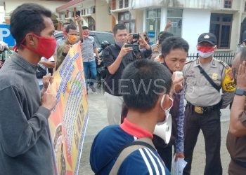 Aksi damai di halaman kantor Kejari OKI, Kamis (16/07). (fornews.co / rif)