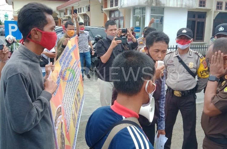 Aksi damai di halaman kantor Kejari OKI, Kamis (16/07). (fornews.co / rif)