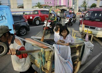 Potret manusia gerobak yang ada di jalanan Kota Palembang. Foto: Istimewa