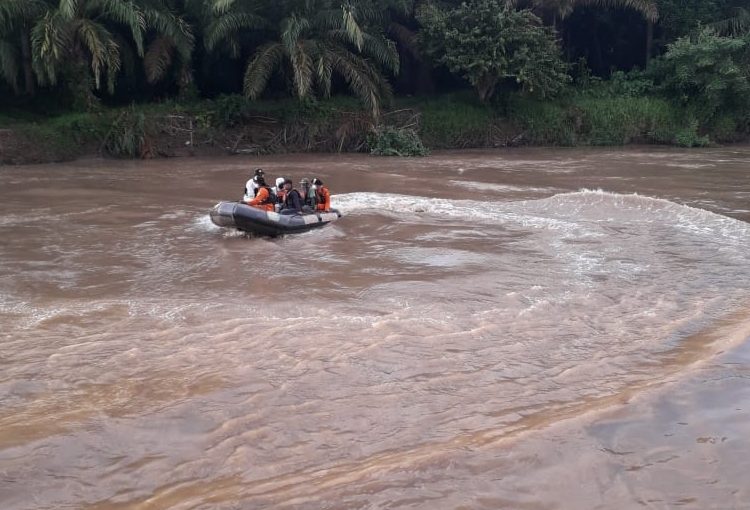 Proses pencarian korban tenggelam, Minggu (05/07). (fornews.co / rif)