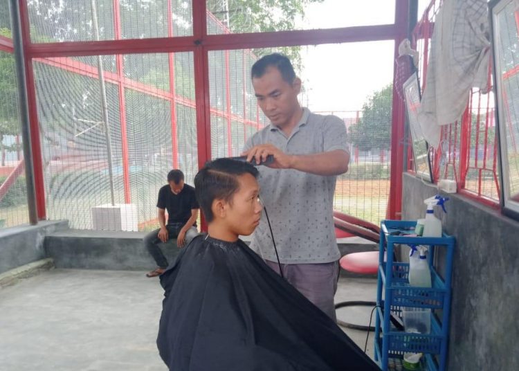Warga binaan Lapas Kayuagung yang mendapatkan pelatihan pangkas rambut. (IST)