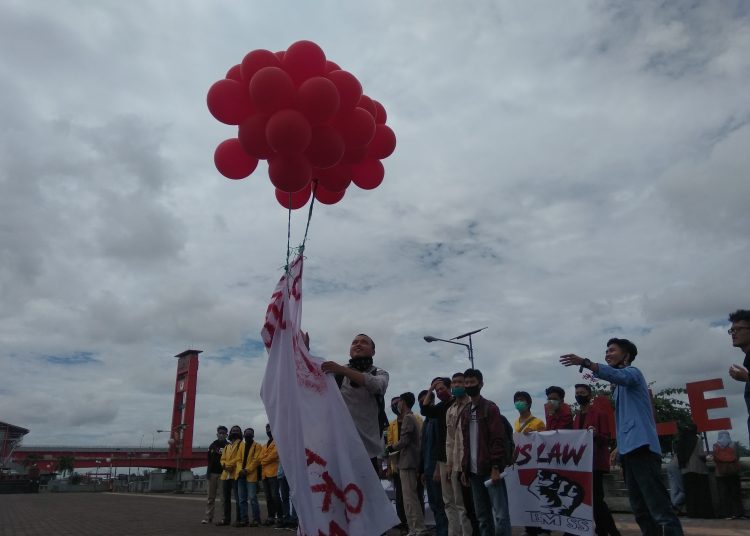 Pelepasan balon sebagai bentuk penolakan terhadap pembahasan RUU Omnibus Law. Foto: Alwi Alim/Fornews.co