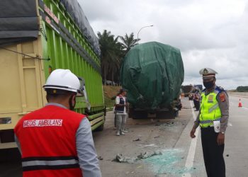 Polisi saat melakukan olah TKP di lokasi kecelakaan. (IST)