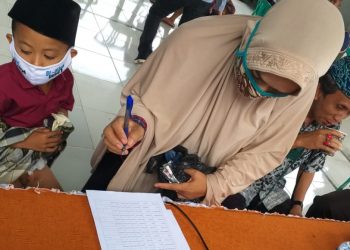 Salah seorang peserta khitanan massal didampingi orangtuanya melakukan registrasi di Panitia. (Humas Pemkab Muba)