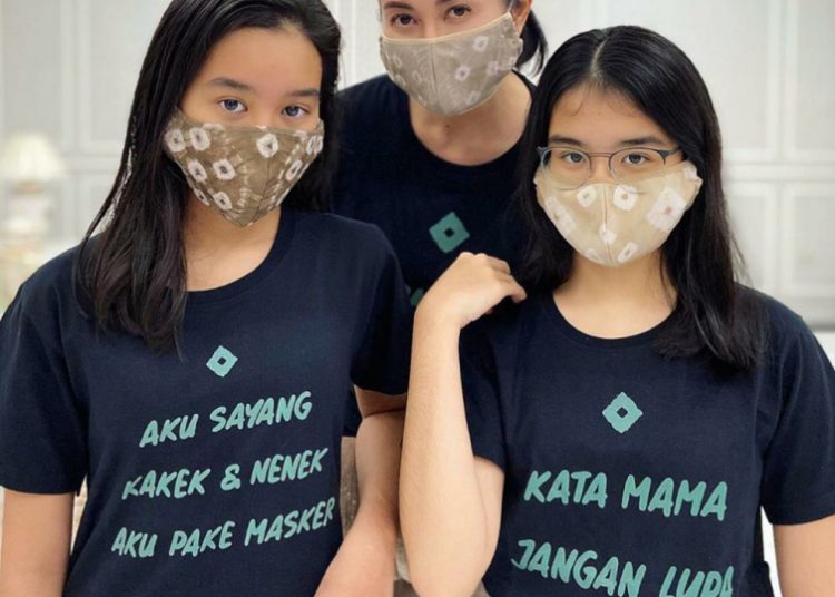 Ketua TP PKK Kabupaten Muba Thia Yufada bersama putrinya Alleta dan Atalie mengkampanyekan penggunaan masker khususnya kepada anak-anak di momen peringatan Hari Anak Nasional, Jumat (24/07). (fornews.co/ist)