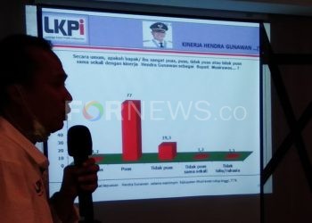 Direktur Eksekutif LKPI, Arianto, saat menjelaskan hasil survei menakar kekuatan Calon Bupati Musirawas di Hotel Swarnadwipa, Sabtu (25/7). (fornews.co/sidratul muntaha)