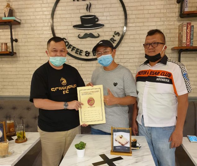 Wakil Direktur Utama PT SOM Hendri Zainuddin mencapai kesepakatan dengan Owner Alfa One, Sofyan, untuk mendukung Sriwijaya FC di lanjutan kompetisi Liga 2 2020, Sabtu (25/07). (fornews.co/media officer sriwijaya fc)