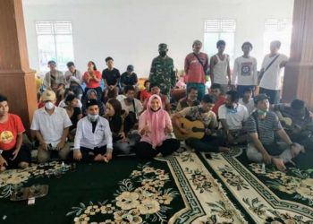 Petani dari Deli Serdang, Provinsi Sumatra Utara, yang berjalan kaki ke Jakarta untuk menemui Presiden Joko Widodo beristirahat di Gedung NU Sumsel, Kota Palembang, Minggu (26/07). (fornews.co/ist)